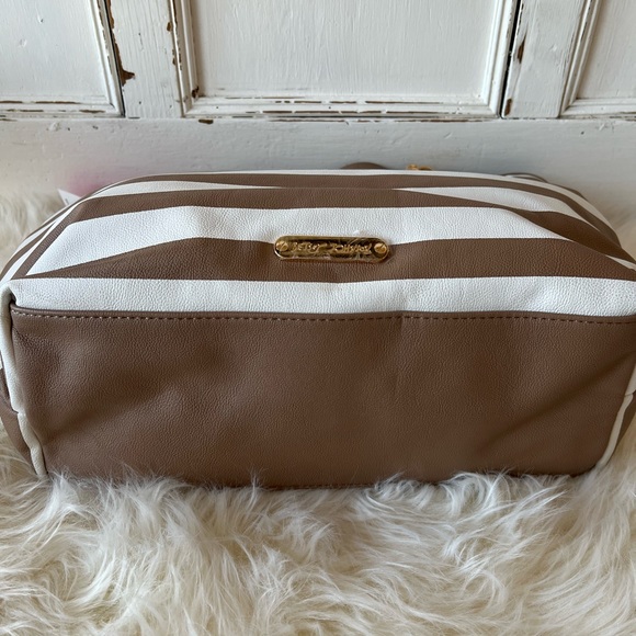 Large Betsey Johnson Designer Handbag. - Picture 5 of 5